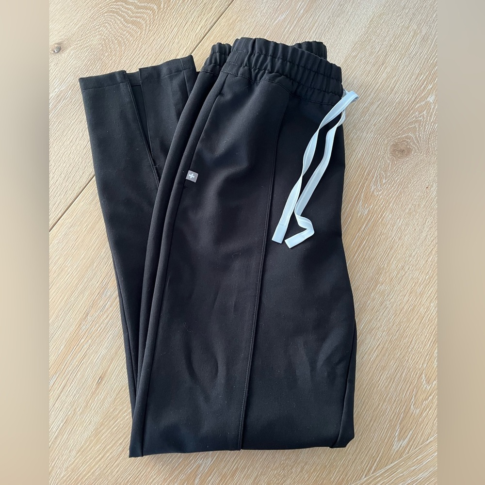 FIGS black scrub pants